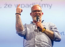 	Dr Maciej Dębski przekonywał,  że to, co robimy  w sieci, ma wpływ  na nasze zdrowie psychiczne,  fizyczne, społeczne,  ale też duchowe.