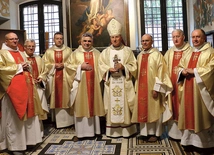 	Biskup radomski wprowadził relikwiarz do świątyni.