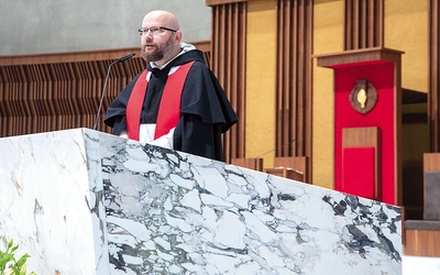 W homilii podczas Mszy Świętej kaznodzieja mówił o niesieniu krzyża swojego życia jak w najpiękniejszej procesji. Wówczas nie będzie przygniatał, ale uwzniaślał.