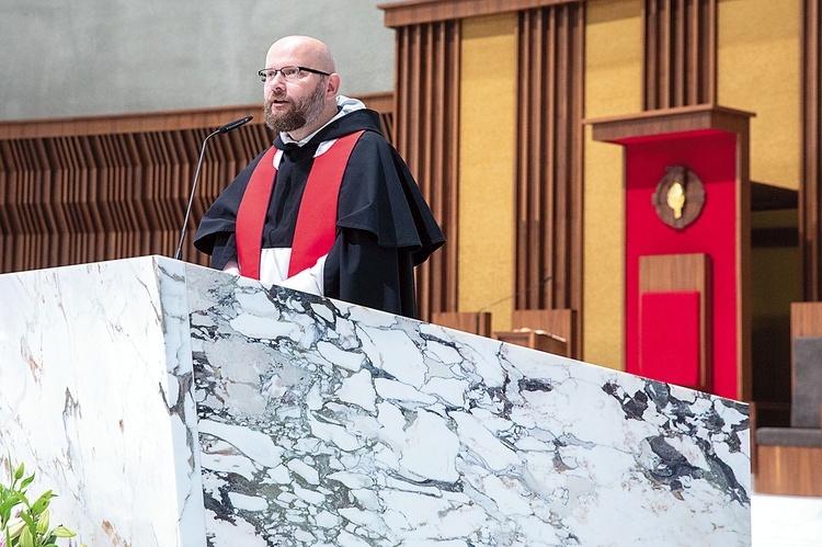 W homilii podczas Mszy Świętej kaznodzieja mówił o niesieniu krzyża swojego życia jak w najpiękniejszej procesji. Wówczas nie będzie przygniatał, ale uwzniaślał.