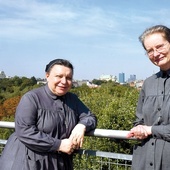 	Widok na stolicę zakonnice miały na długo przed powstaniem tarasu Biblioteki Uniwersytetu Warszawskiego. Na zdjęciu od lewej: s. Danuta Sakowicz i s. Anna Renkiewicz.