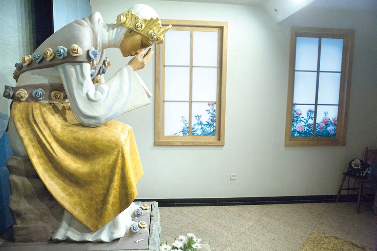 Przy figurze MB Płaczącej można zostawić swoje intencje.  – Dużo jest dziękczynień – zauważa Agata Kosno-Jaczewska.