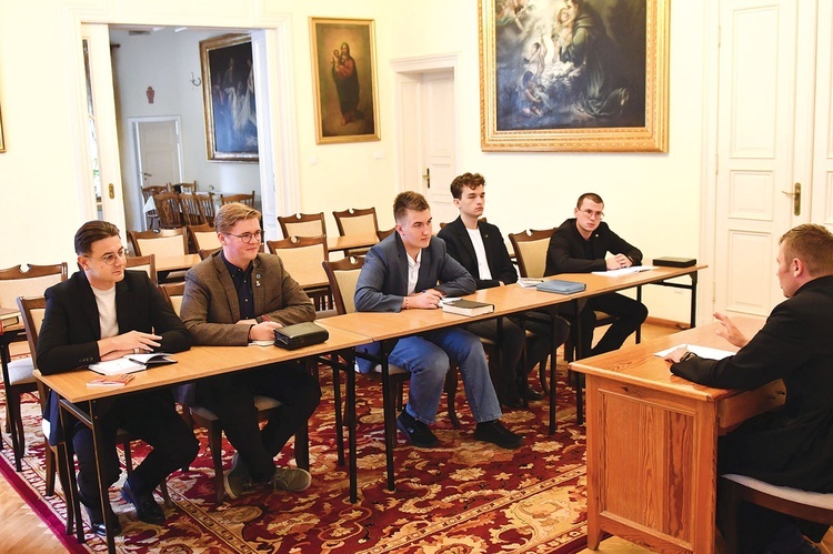 	W trakcie wrześniowego pobytu przyszli klerycy dowiadują się nie tylko, jak funkcjonuje seminarium, ale mają okazję poznawać się nawzajem.