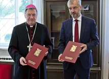 	Podpisanie porozumienia między diecezją a Ośrodkiem „Pamięć i Przyszłość”.