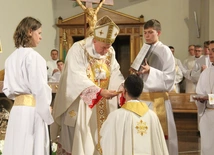 Krzyż, wiertarka, tuba i ksiądz na wzór Serca Jezusowego