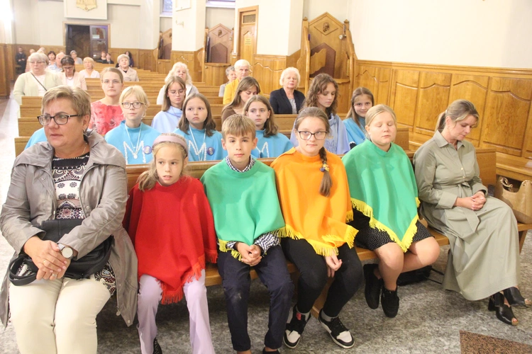 Krzyż, wiertarka, tuba i ksiądz na wzór Serca Jezusowego