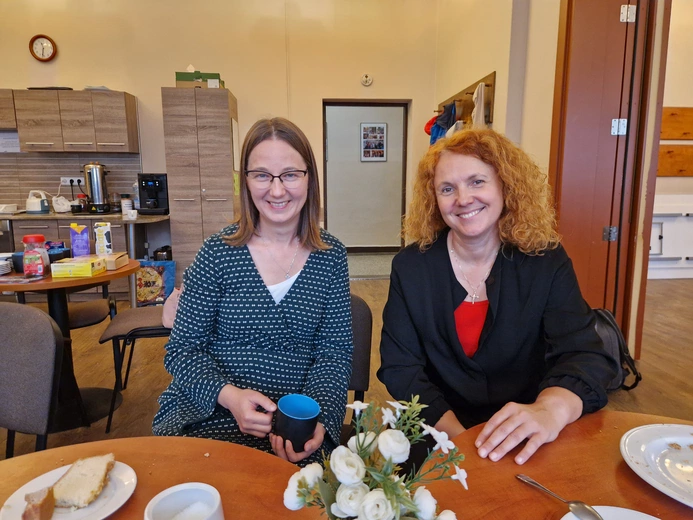 W kawiarence i w więzieniu