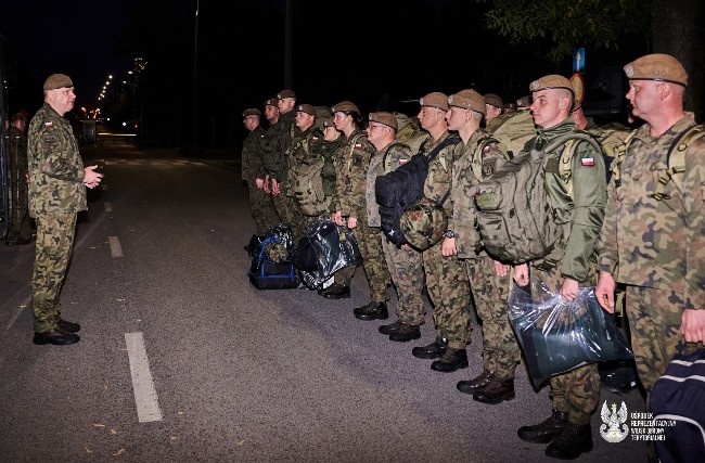 Żołnierze Ośrodka Reprezentacyjnego WOT pomagają powodzianom