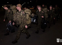 Żołnierze Ośrodka Reprezentacyjnego WOT pomagają powodzianom