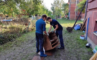 Skauci pomagają powodzianom