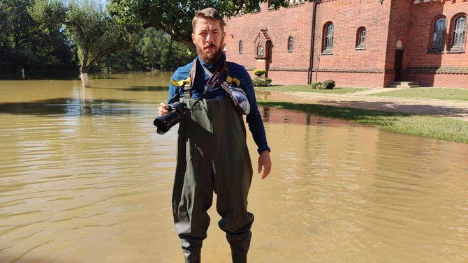 Reporter "Gościa Niedzielnego" Maciej Rajfur w Lewinie Brzeskim.