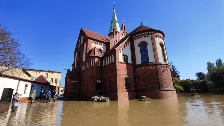 Biskupi niosą pomoc powodzianom
