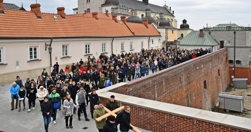 Synodalna Droga Krzyżowa [ROZWAŻANIA]