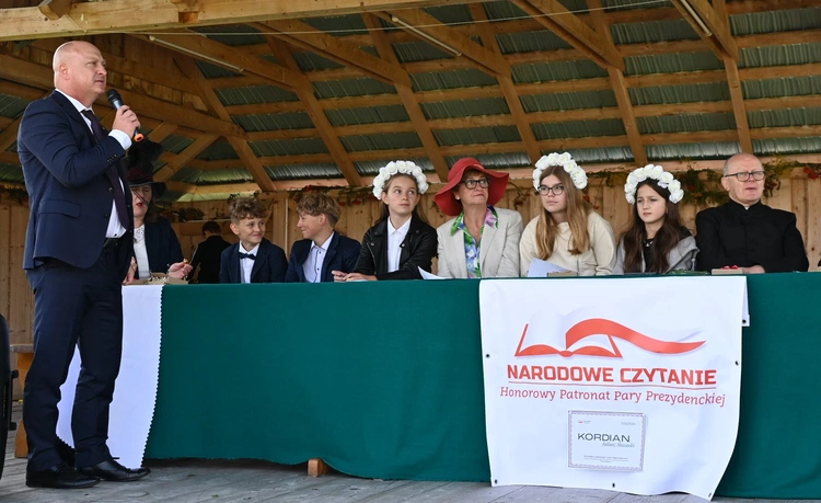 Narodowe Czytanie w parafii w Miętustwie