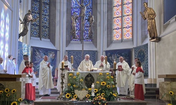Bp Olszowski do elżbietanek: Zaprośmy Jezusa do stołu, a wtedy wszystko będzie dobrze