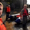 Ksiądz na pontonie rozwoził jedzenie powodzianom