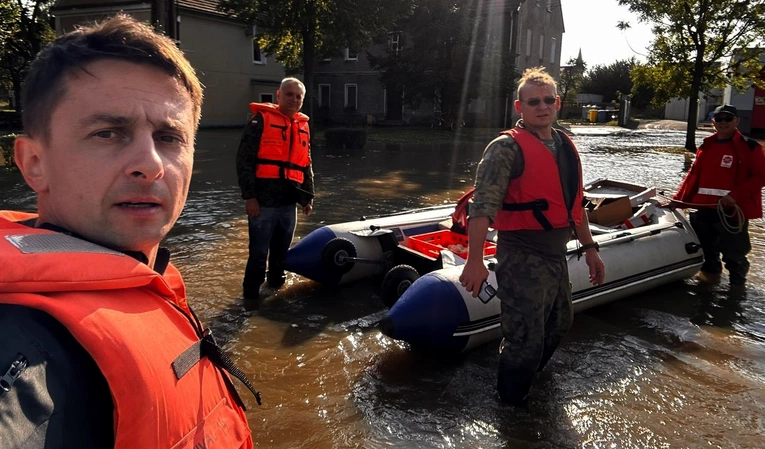 Ksiądz na pontonie rozwoził jedzenie powodzianom