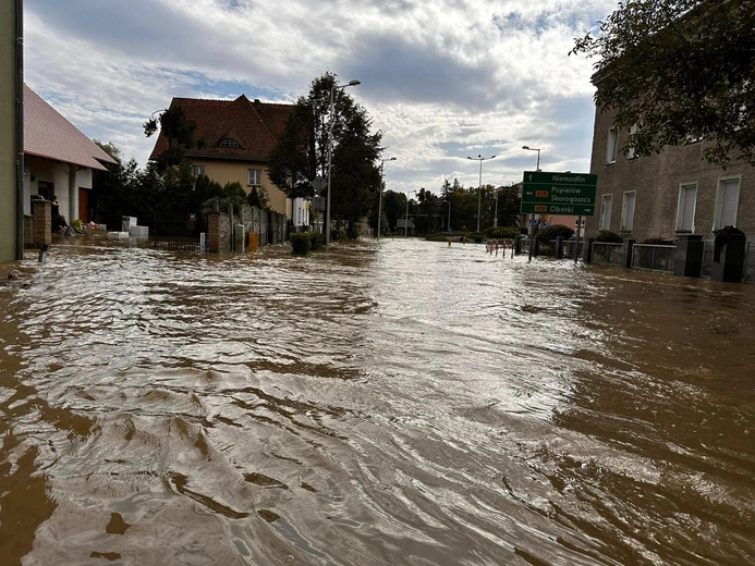 Ksiądz na pontonie rozwoził jedzenie powodzianom