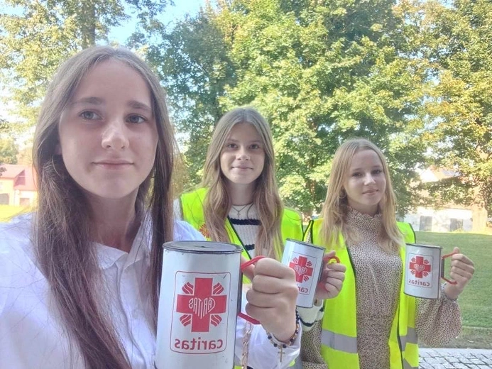 Młodzież angażuje się w pomoc powodzianom