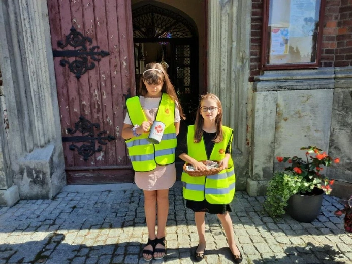 Młodzież angażuje się w pomoc powodzianom