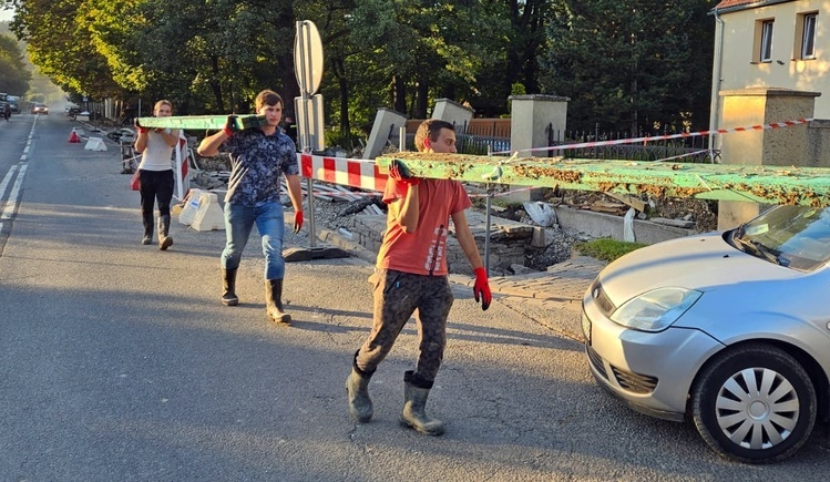 Młodzi z Wrocławia ruszyli na pomoc powodzianom. "Ich pokora, hart ducha i serdeczność nas wiele uczą"