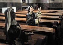 Błagalne gesty figur w kościele franciszkanów w Kłodzku.