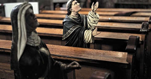 Błagalne gesty figur w kościele franciszkanów w Kłodzku.