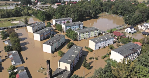 Skorogoszcz (niedaleko Brzegu) zalana przez Nysę Kłodzką. Domy stały tu w wodzie przez szereg dni.