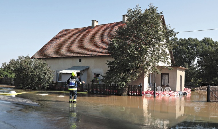 Jak skutecznie i mądrze pomagać powodzianom?