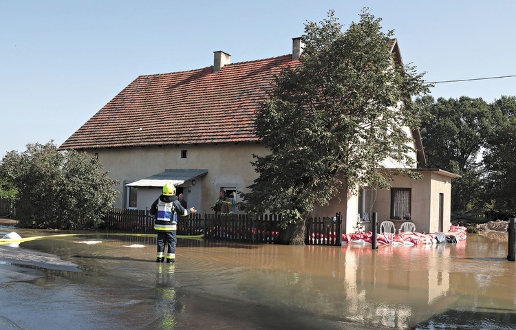 Jak skutecznie i mądrze pomagać powodzianom?