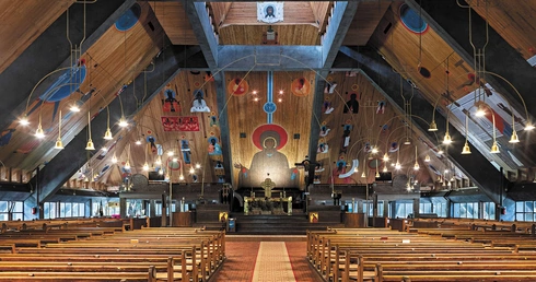 Wnętrze kościoła Ducha Świętego w Tychach.