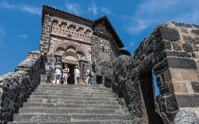 Archanielskie wzgórze. Saint-Michele d’Aiguilhe – idealne miejsce na naukę pokory