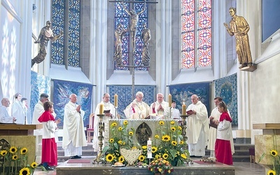 	Dziękczynną Eucharystię sprawowali kapłani archidiecezji katowickiej, na co dzień wspierający zgromadzenie w posłudze, m.in. abp senior Damian Zimoń, bp Grzegorz Olszowski i ks. Andrzej Suchoń, proboszcz parafii Mariackiej. 