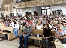 	Czciciele Królowej z Pompejów modlili się przed Jej wizerunkiem i adorowali Pana Jezusa.