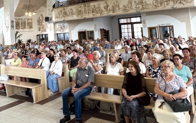 	Czciciele Królowej z Pompejów modlili się przed Jej wizerunkiem i adorowali Pana Jezusa.