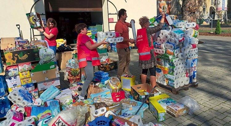 	Segregowanie produktów w magazynie Caritas.