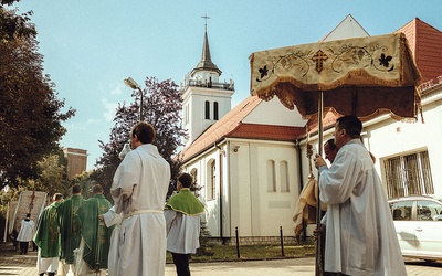 	Po Mszy św. odbyła się procesja eucharystyczna.