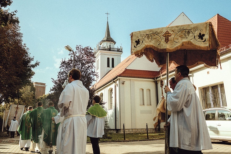 	Po Mszy św. odbyła się procesja eucharystyczna.