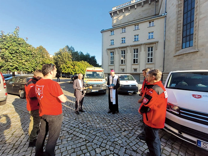 	Członkowie Zakonu Maltańskiego przyjmujący błogosławieństwo od metropolity katowickiego.