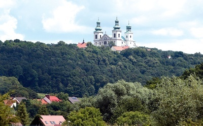 Na bielańskiej Srebrnej Górze w samotności uwielbiają Boga, wstawiając się także  za innymi.