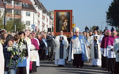 Uroczysta procesja przeniesienia słynącego łaskami wizerunku.