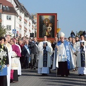 Uroczysta procesja przeniesienia słynącego łaskami wizerunku.