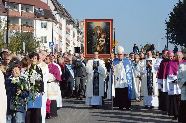 Uroczysta procesja przeniesienia słynącego łaskami wizerunku.