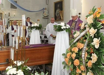Uroczystościom pogrzebowym przewodniczył bp Krzysztof Zadarko.