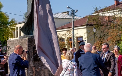 Pomnik Michała Kleofasa Ogińskiego stanął w nowej lokalizacji – w centrum miasta.