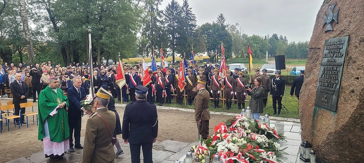 Wśród zaproszonych gości był m.in. biskup łowicki Wojciech Osial, który uczestniczył w obchodach w Kocierzewie Południowym, Walewicach i Kozłowie Szlacheckim.