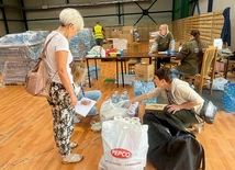Hale sportowe, przestrzenie bibliotek czy szkół ponownie stały się magazynami zbiórki. Tym razem dla powodzian.
