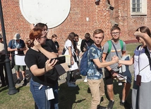 Atrakcją tegorocznej pielgrzymki była  gra terenowa,  której zwycięzcy  (5 osób z parafii Modlin Stary) wygrali bilety na Jubileusz Młodych w Rzymie w 2025 roku.