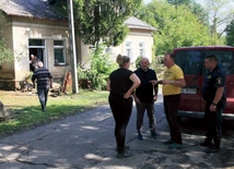 Bus gminy Głubczyce rozwozi jedzenie.