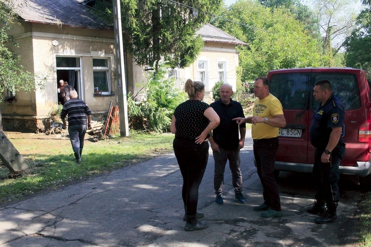 Bus gminy Głubczyce rozwozi jedzenie.